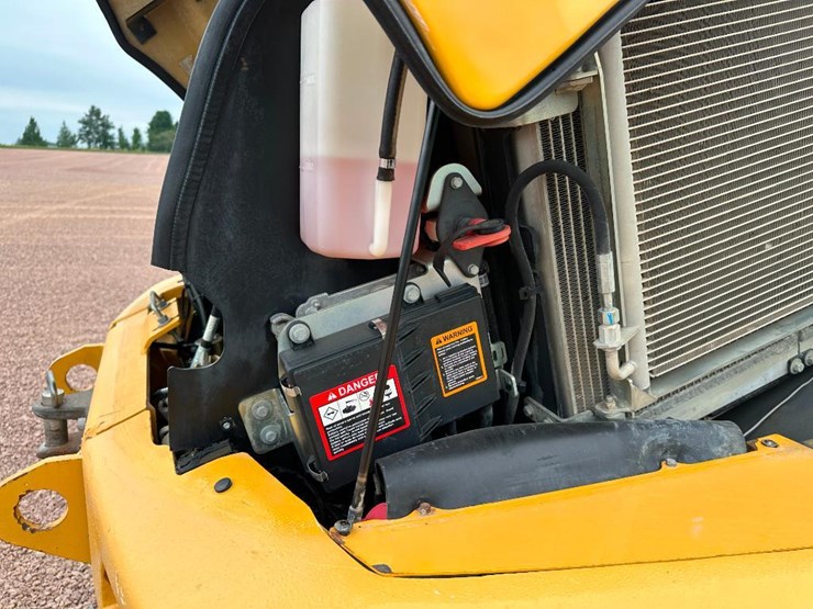 2019-deere-244l-image-46