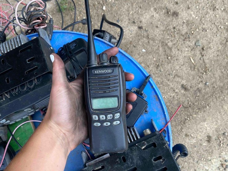 uhf-kenwood-radios-image-2