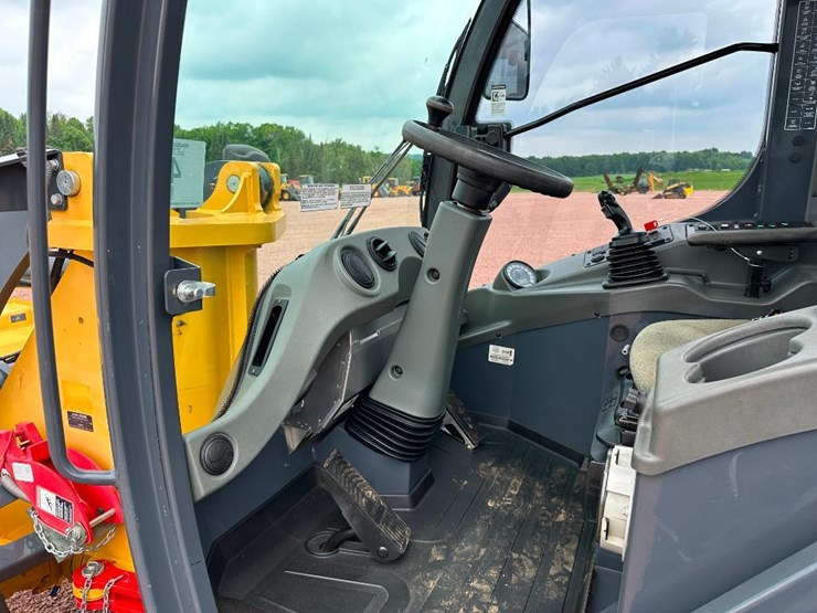 2017-deere-304l-image-51