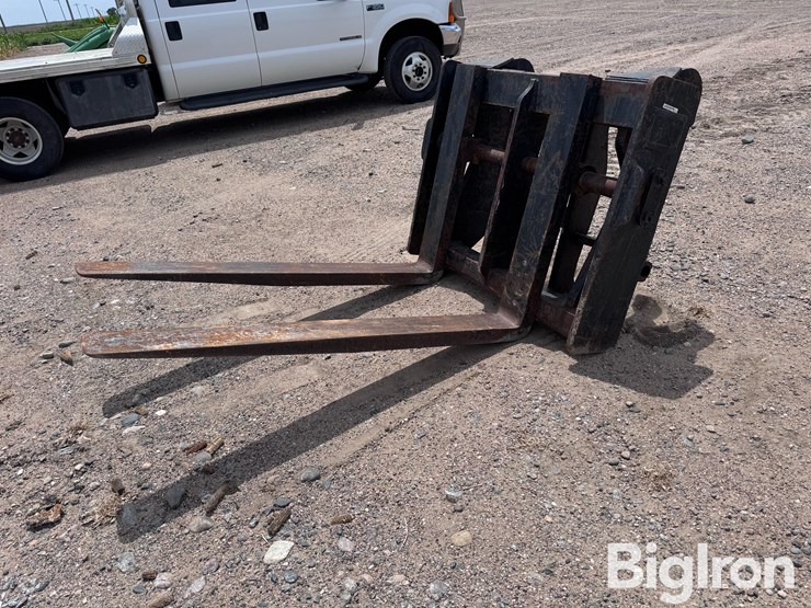 caterpillar-pallet-forks-wheel-loader-attachment-image-1