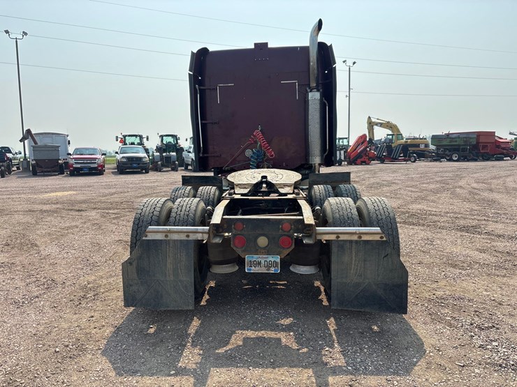 2001-freightliner-truck-tractor-image-5
