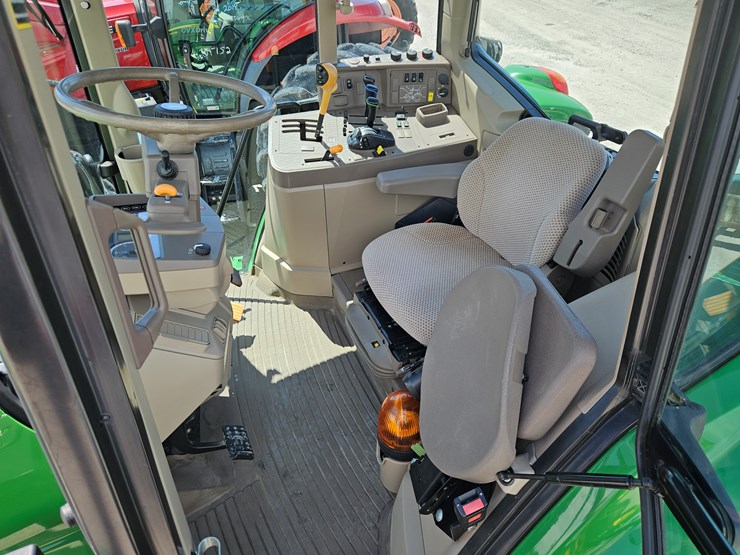 2020-john-deere-6110m-image-10