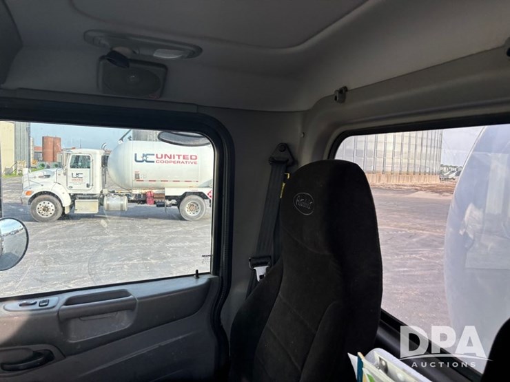 2013-peterbilt-337-image-66