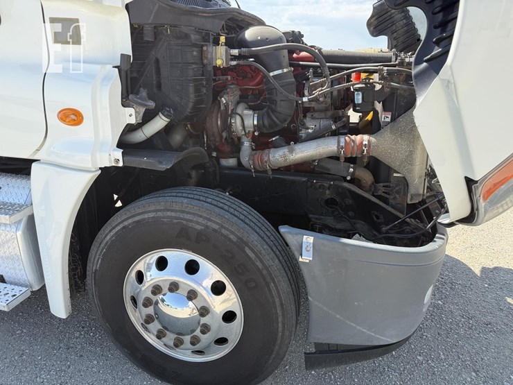 2014-freightliner-cascadia-125-image-24