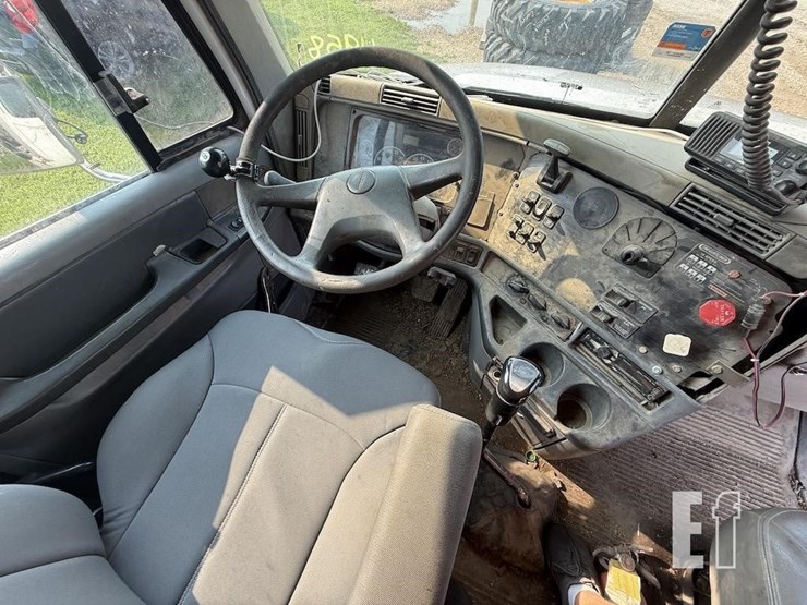 2003-freightliner-columbia-120-image-9