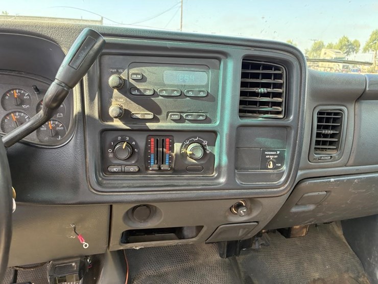 2005-chevrolet-silverado-2500-image-11