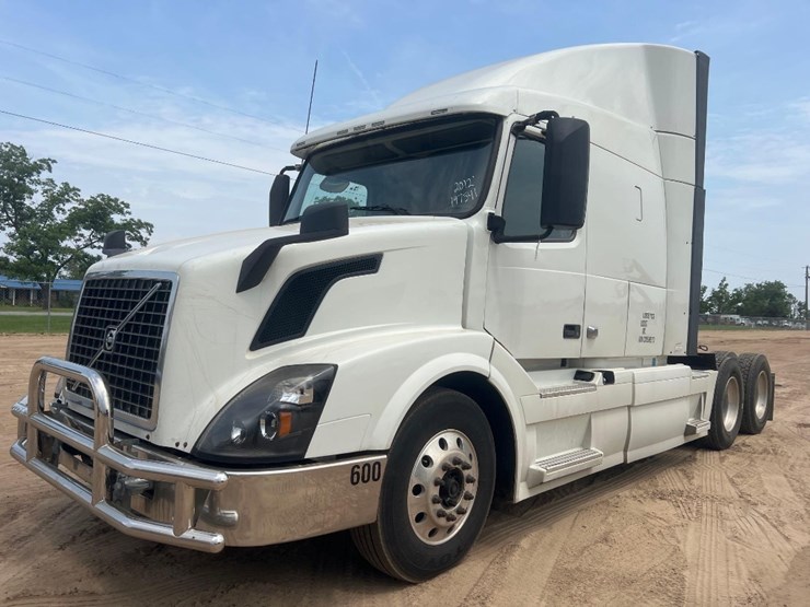 2012-volvo-dbl-sleeper-road-tractor-image-8