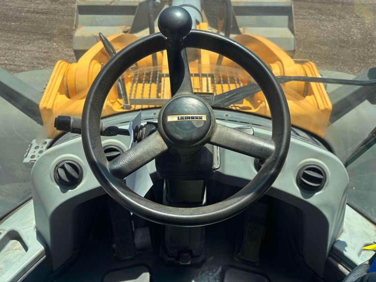2017-liebherr-l586-image-36