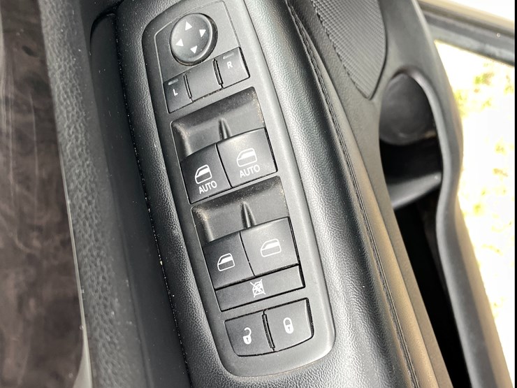 2011-jeep-grand-cherokee-laredo-image-12