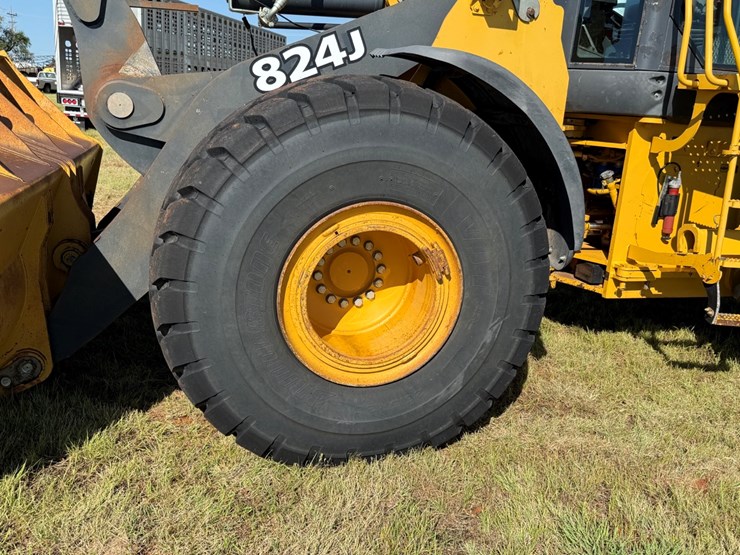 deere-824j-image-3