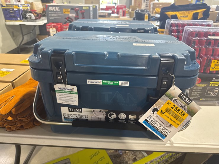 #3011-•-unused-titan-20-quart-premium-ice-chest-inv#:-25838-image-1