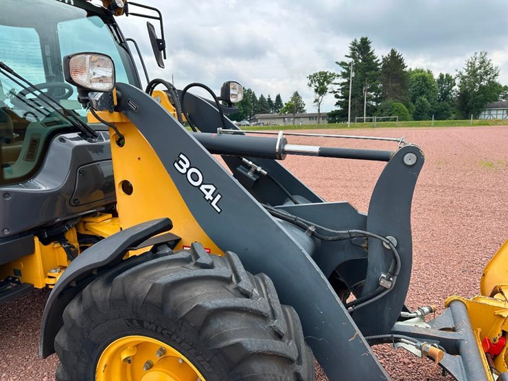 2017-deere-304l-image-40