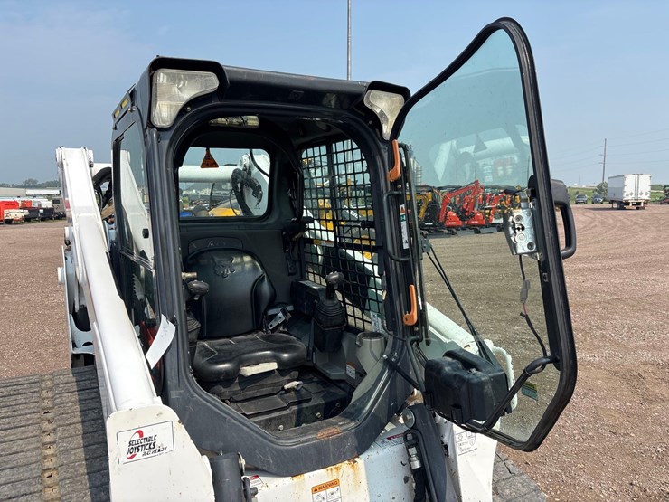 2016-bobcat-t750-image-17