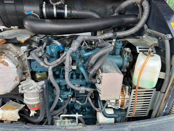 2021-kubota-r640-image-38