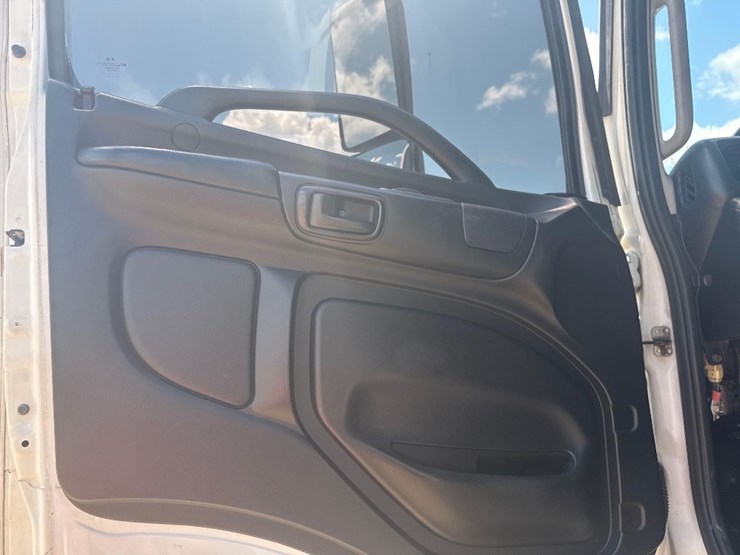 2018-hino-258-image-30