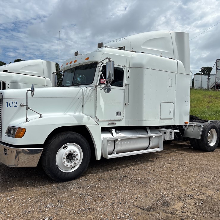#102 • 1999 FREIGHTLINER FLD120 TRUCK TRACTOR