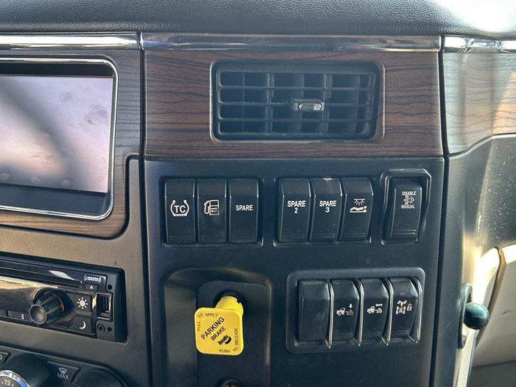 2020-peterbilt-567-image-30