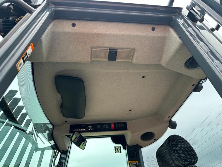2019-deere-244l-image-52
