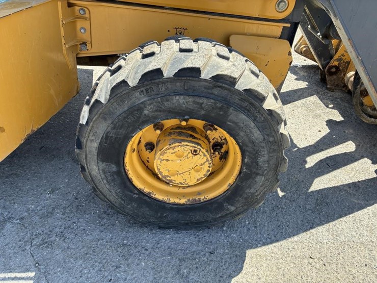 2019-deere-310l-ep-image-18