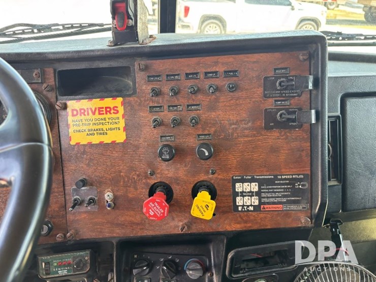 1996-peterbilt-377-image-87