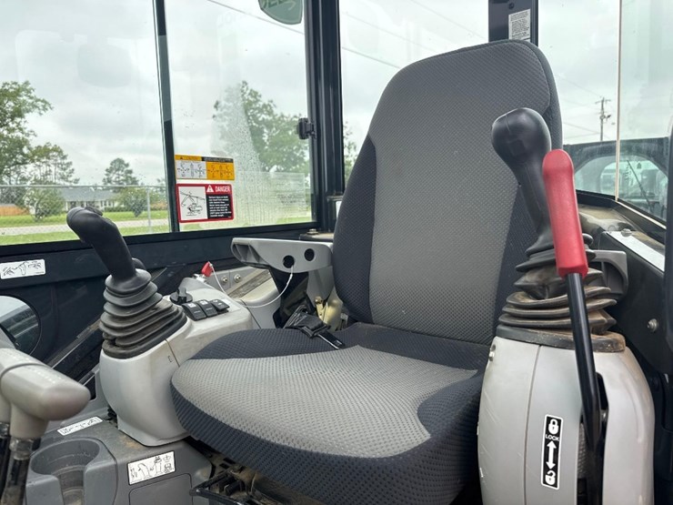2020-deere-35g-image-26