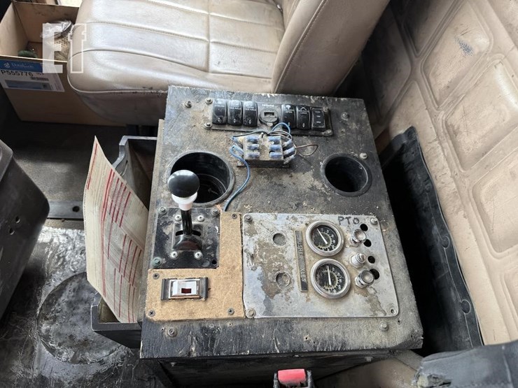 2004-mack-granite-4696-image-10