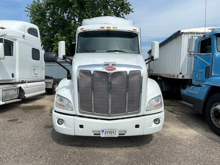 2015-peterbilt-579-image-2