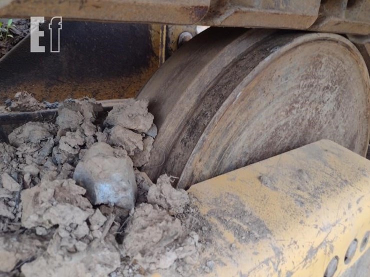 2006-deere-700j-lt-image-36