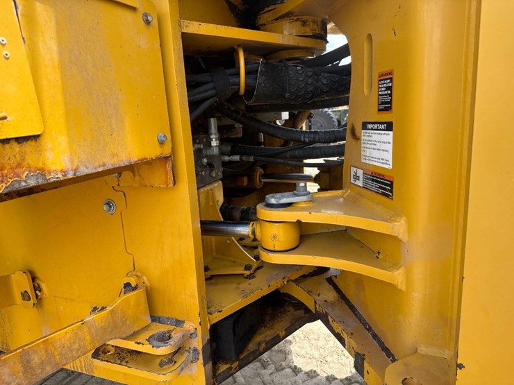 2015-deere-744k-image-19