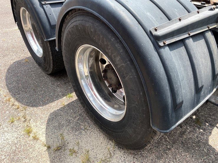2012-kenworth-t800-image-13