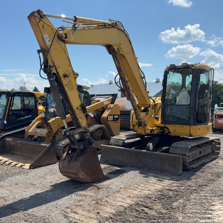 2011 KOMATSU PC88MR-8
