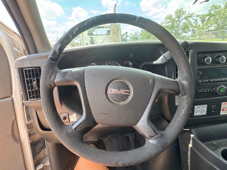 2012-gmc-savana-box-truck-image-24