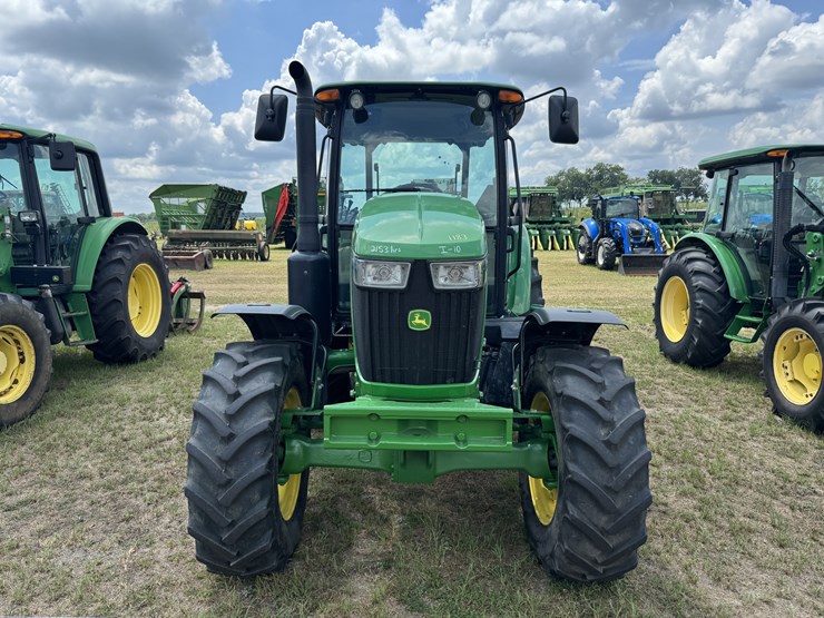 2020-john-deere-6105e-image-3