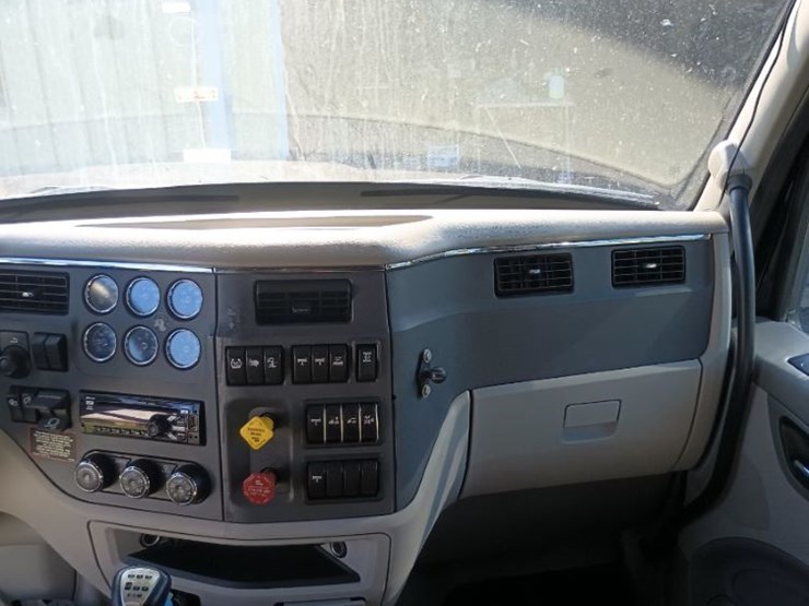 2020-peterbilt-567-image-17