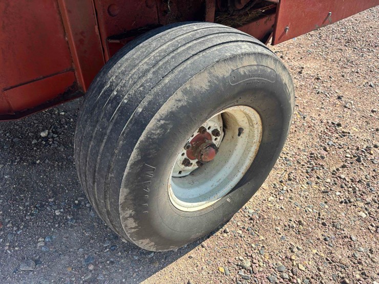 hesston-560-image-22