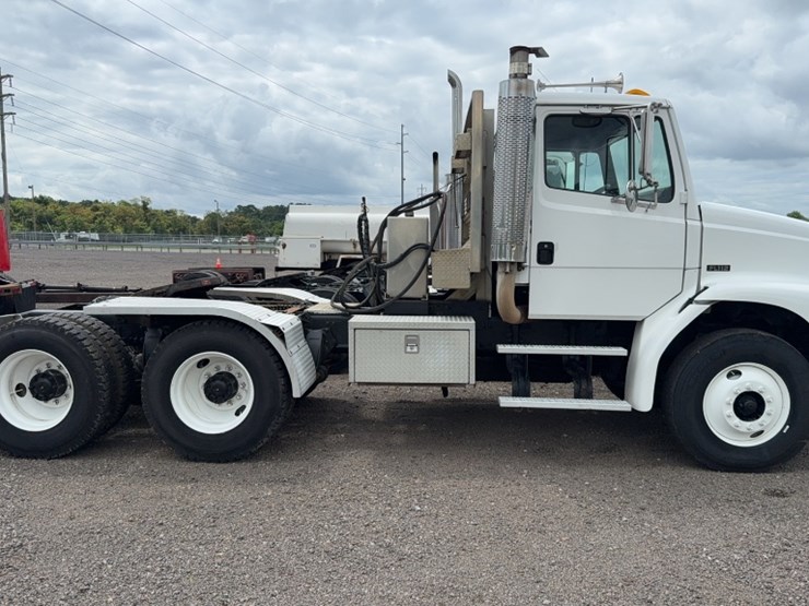 2003-freightliner-fl112-image-4
