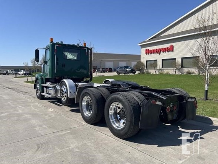 2015-freightliner-coronado-122-image-44