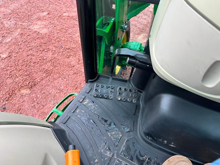 2018-john-deere-4052r-image-55