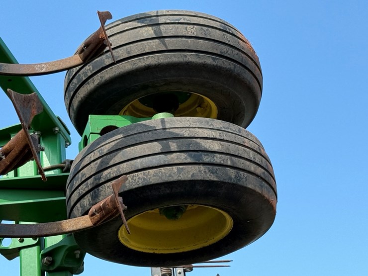 2013-john-deere-2210-image-12