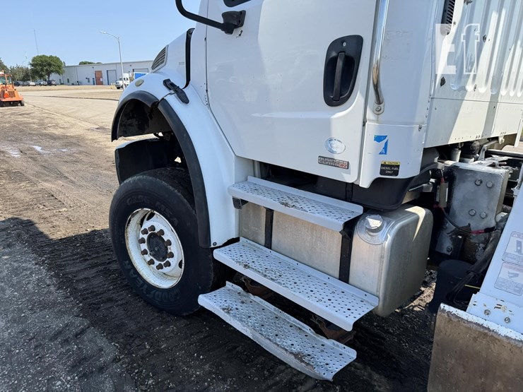 2005-freightliner-business-class-m2-106-image-9