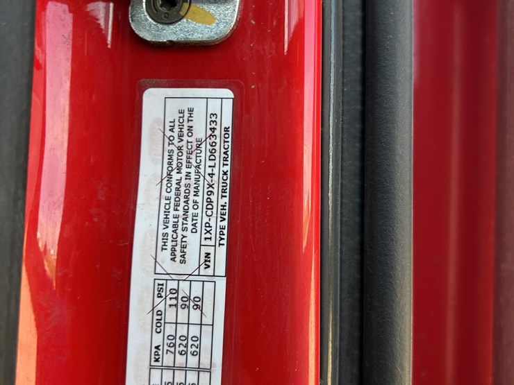 2020-peterbilt-567-image-16