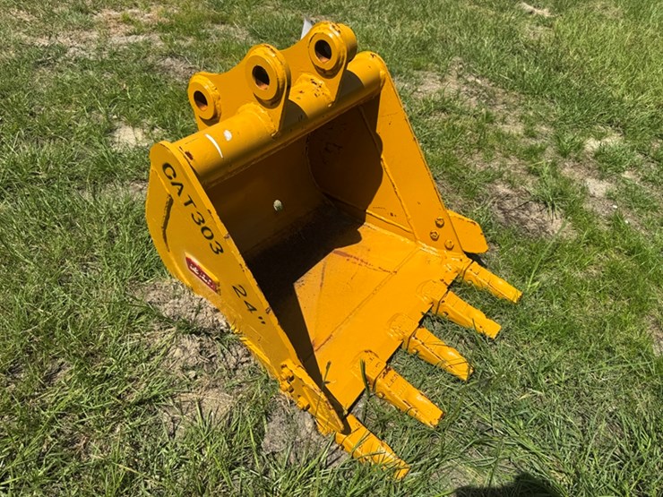 teran-24"-cat303-excavator-bucket-image-2