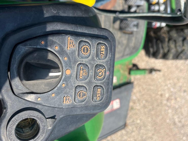 john-deere-3033r-image-13
