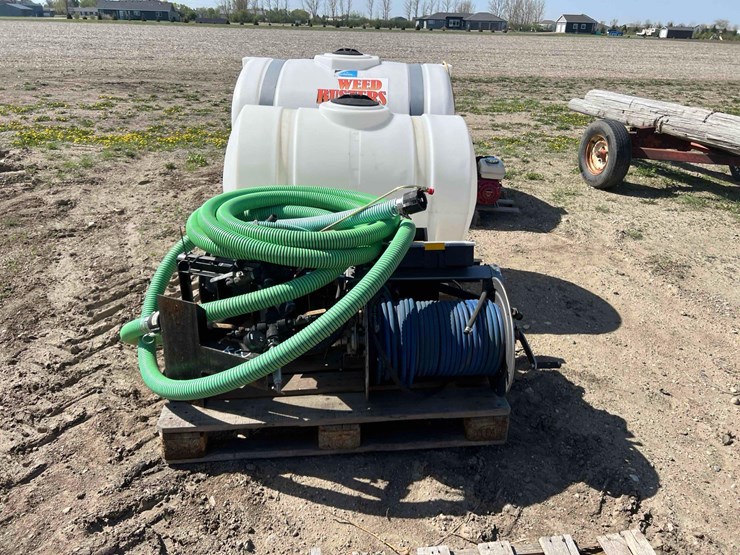 spraying-equipment-with-liquid-fertilizer-tank-image-1
