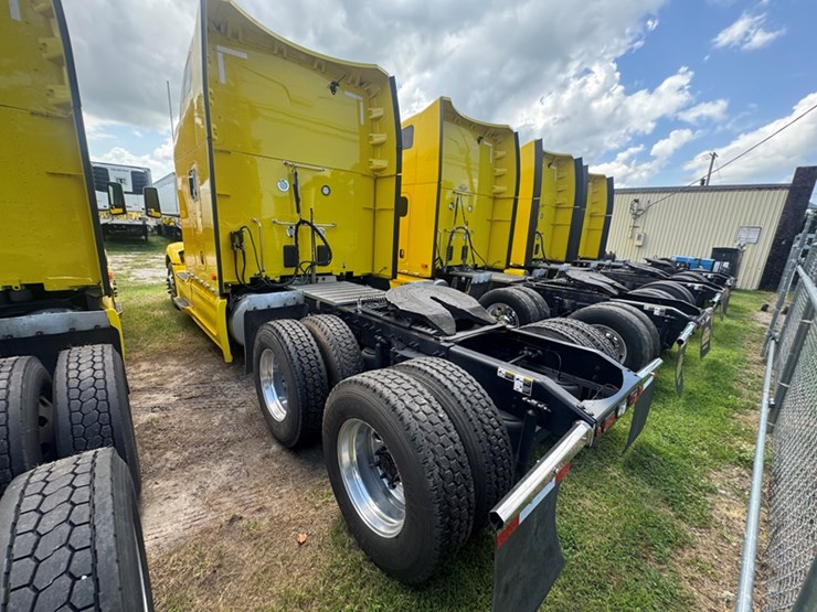 2023-peterbilt-579-image-5