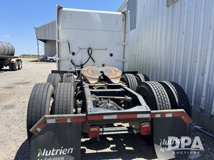2000-peterbilt-379-image-4