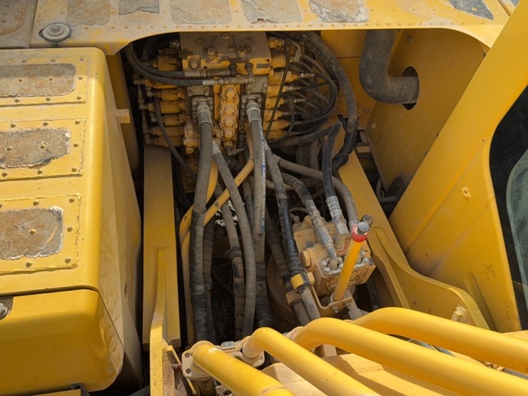komatsu-pc210-lc-11-image-10