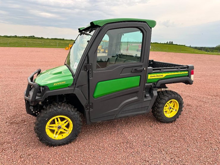 2022-john-deere-gator-image-1