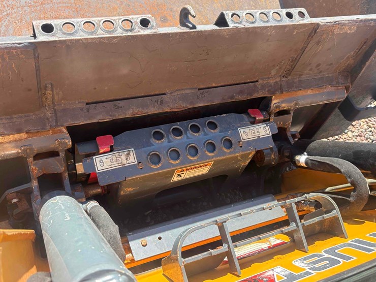 mustang-1900-skid-steer-image-13