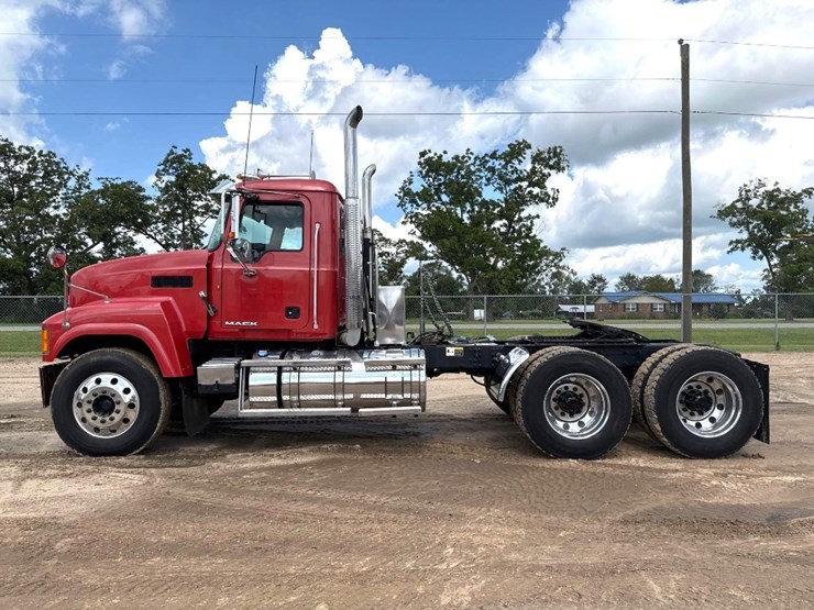 2012-mack-chu613-day-cab-flat-top-road-tractor-image-1